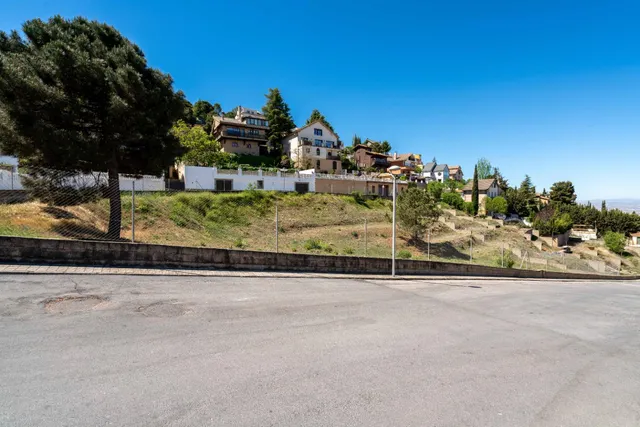 Parcela urbana de 2.000 m2 en la Zubia en un entorno único. — 3