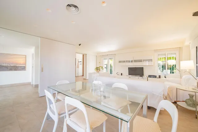 Villa independiente con piscina y 893 m2 de parcela en Benicàssim: espacio, diseño y privacidad — 9