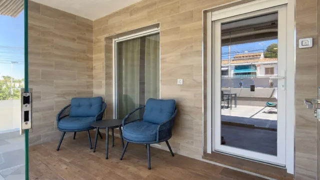 Casa reformada de 5 dormitorios con piscina privada, gran terraza y placas solares en Los Balcones — 8