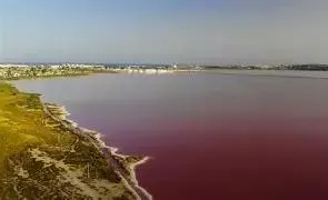 Tu refugio mediterráneo frente a la laguna rosa: un bungalow con amplio patio y muchas posibilidades — 24