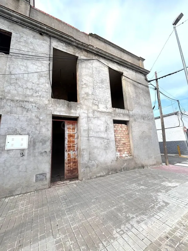 ¡Oportunidad Única! Casa Esquinera para Reformar en Brenes - foto 2