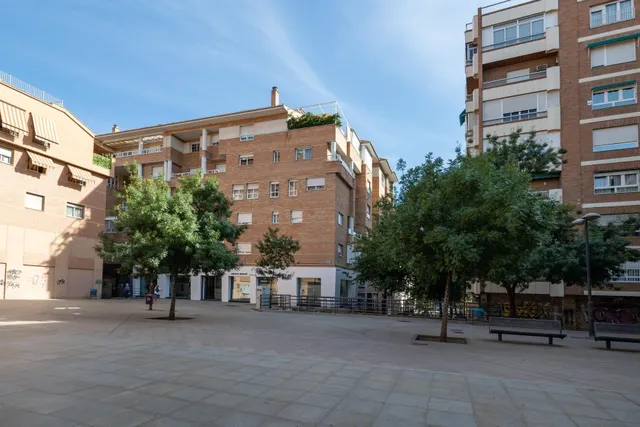 LOCAL VENTA JUNTO AVDA.CONSTITUCION GRANADA — 16