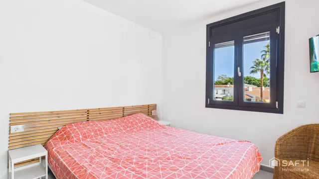 Casa moderna con cuatro habitaciones, piscina y garaje — 12