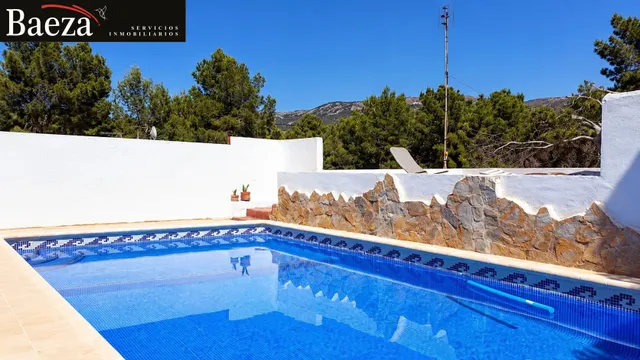 Chalet con piscina privada, terreno y buhardilla — 17
