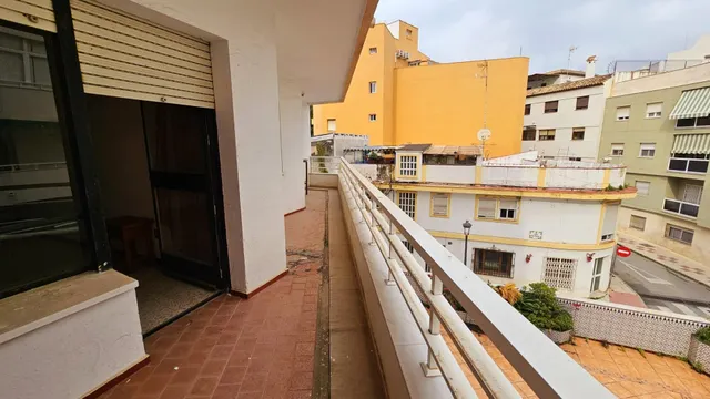 Magnifico piso en edificio en primera linea de playa en Estepona pueblo — 7