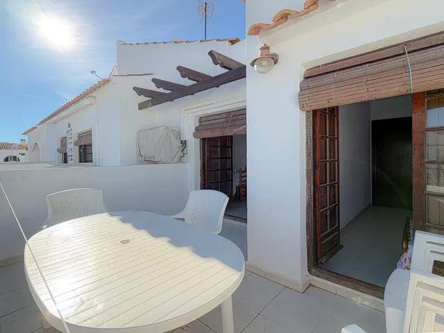 Espectacular ático con amplia terraza y excelentes vistas panorámicas y a la piscina comunitaria (350 metros playa) — 5