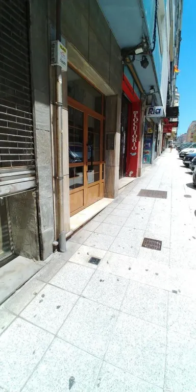 Amplio local de dos niveles en venta Santander — 9