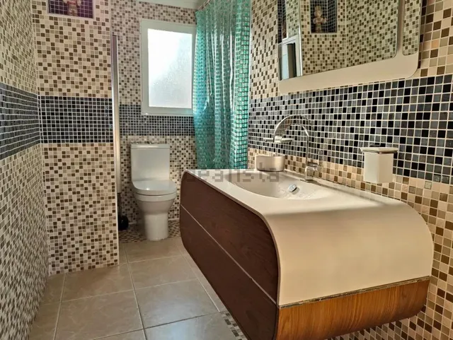 Apartamento en primera línea de playa de Gandia en residencial con piscina comunitaria, garaje y trastero. — 27