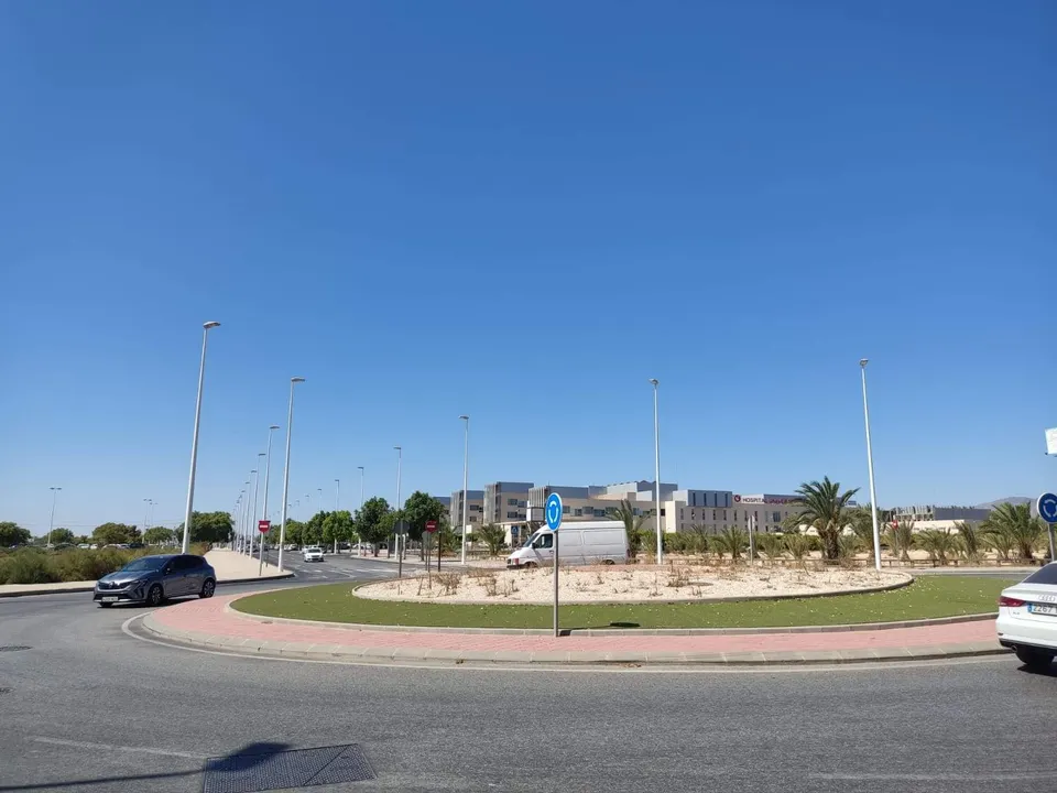 PON TU NEGOCIO CERCA DEL HOSPITAL VINALOPÓ