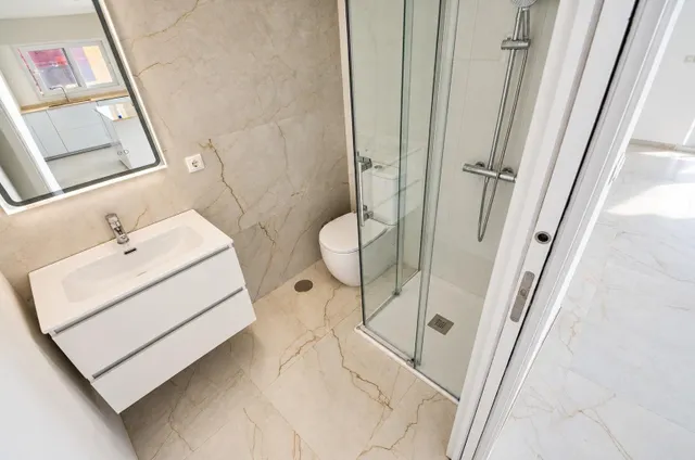 Se vende atico 5 habitaciones  totalmente reformado con vistas al mar  en pleno centro d Benidorm — 15