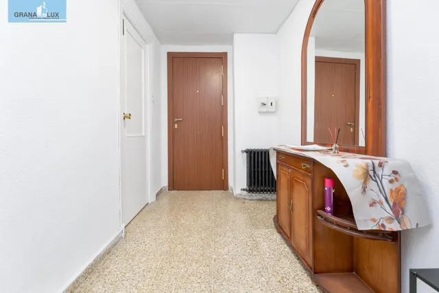 Venta de piso de 4 dormitorios y 2 baños en Granada (Zona Centro) — 23