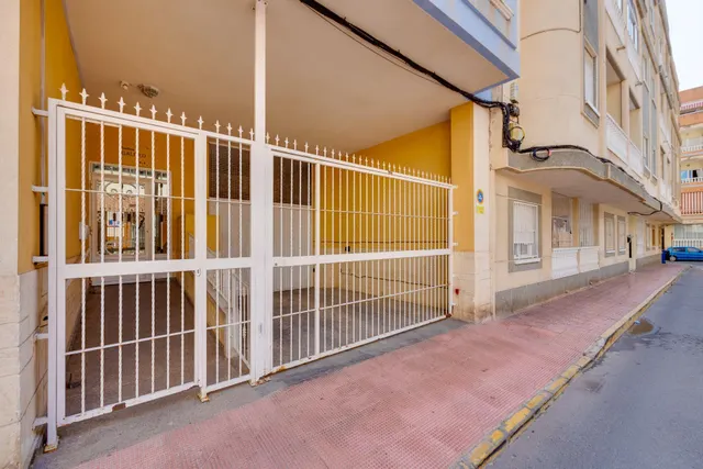 Apartamento de dos dormitorios con piscina comunitaria en el centro de Torrevieja — 38