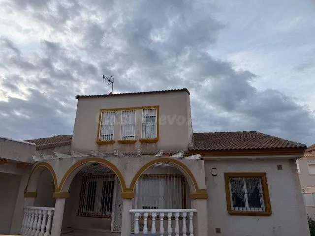 Se vende casa independiente con 3 dormitorios, parcela de 50