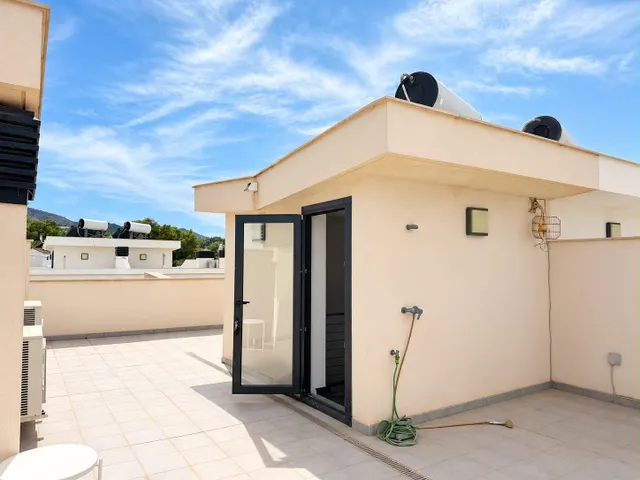 Moderno chalet adosado de 315m2 con gran garaje y piscina comunitaria — 23