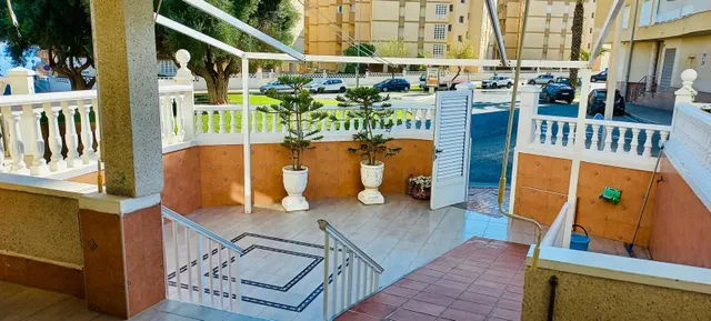 Bungalow con amplia terraza a pocos pasos de la playa y orientación Sur. — 44