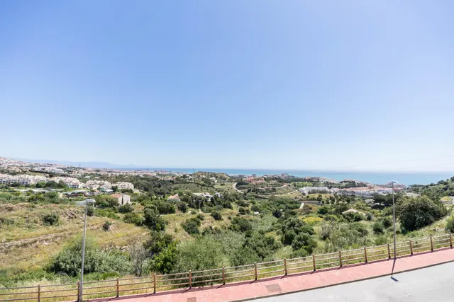 Chalet con Vistas al Mar  y la Montaña – Ubicación Privilegiada — 26