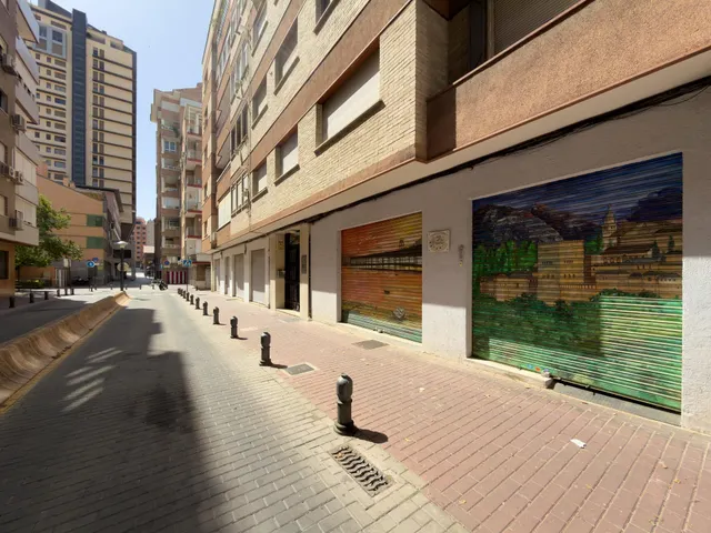 Local comercial junto a San Lázaro y Caleta — 16