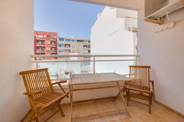 Apartamento de dos dormitorios con piscina comunitaria en el centro de Torrevieja — 29