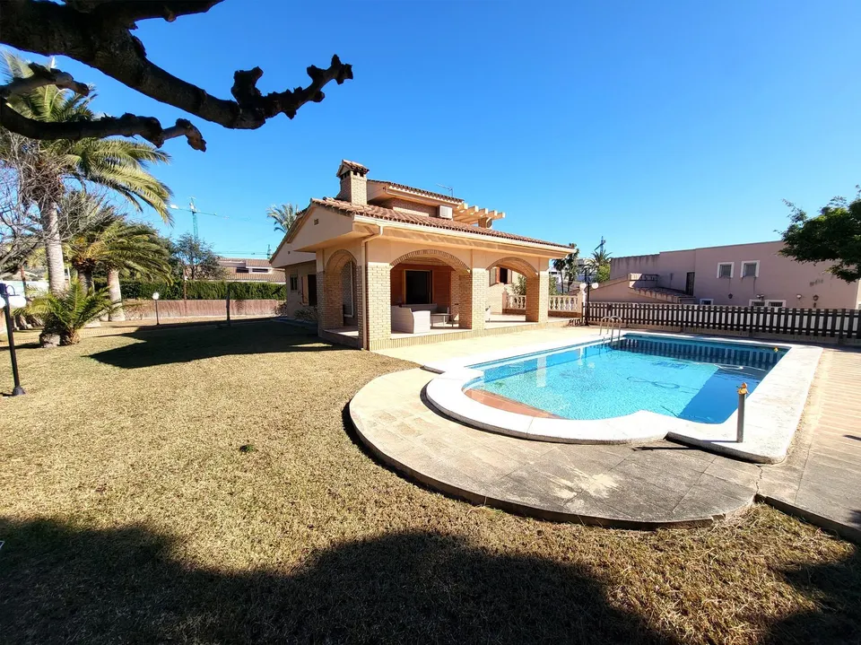 Villa en Gran Avenida de Benicàssim. Cerca del pueblo y de la playa del Voramar. 1700 m2 de parcela,