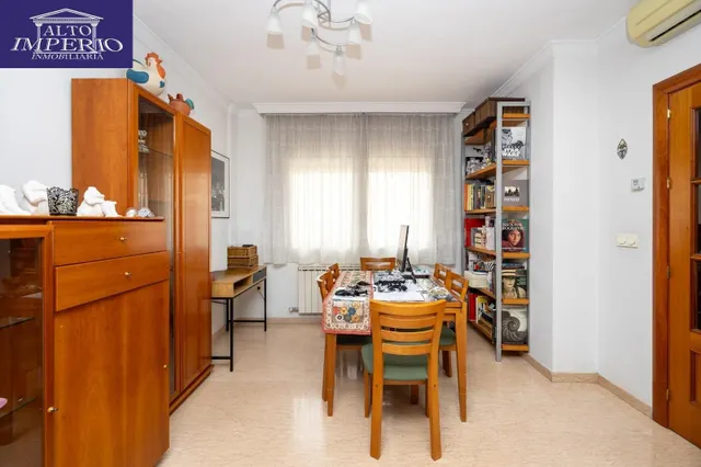 AMPLIA CASA ADOSADA DE 241 m2 CON 4 DORMITORIOS, GARAJE, SÓTANO, PATIO Y TERRAZAS — 5