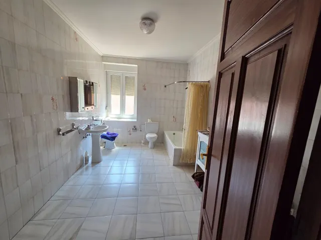 SE VENDE CASA EN VALENCIA DE DON JUAN, 2 PLANTAS, 5 HAB., 2 COCINA, BAÑO, ASEO, PATIO, COCHERA. — 17