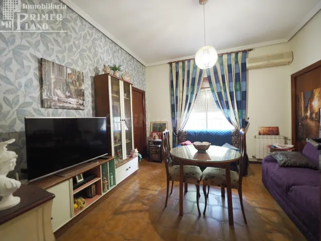 *Casa de 2 plantas en avda Don Antonio Huertas, con 182 m2 y