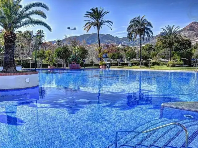 OPORTUNIDAD EN BENALBEACH — 24