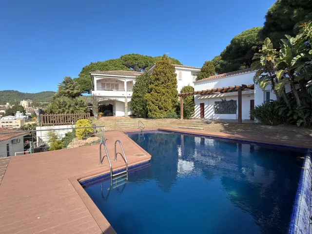 ESPECTACULAR CASA EN CANET DE MAR CON APARTAMENTO PARA INVIT