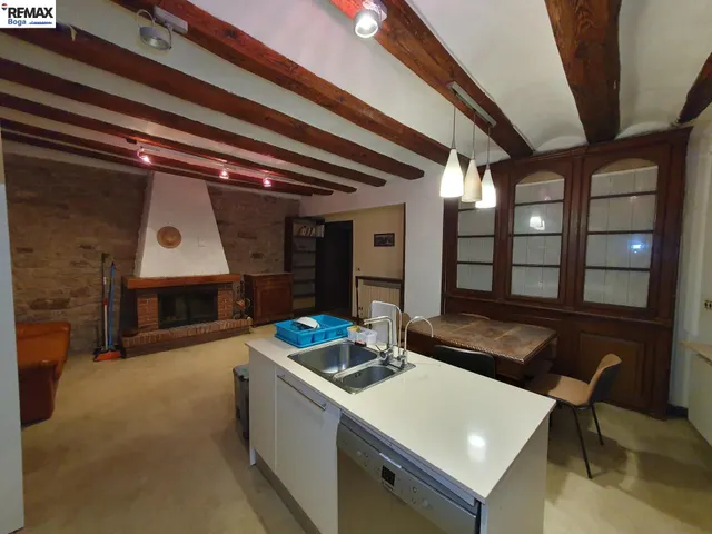 Amplia casa en sitio privilegiado. — 17
