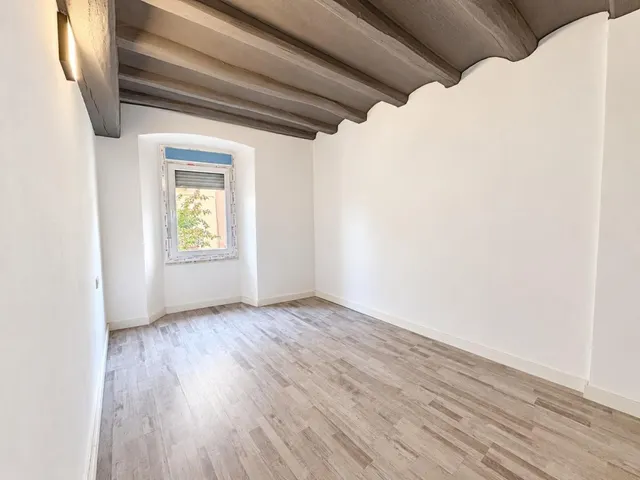 Amplio piso de 6 habitaciones en el centro histórico de Manresa — 13