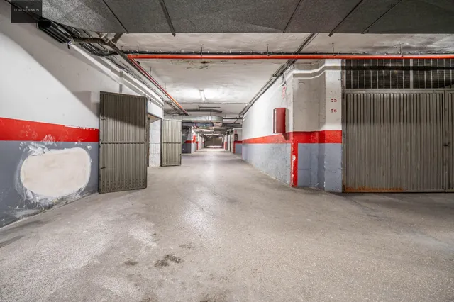 Plaza de garaje cerrado con estanterías en parque Genil cerca de Hospital La Inmaculada — 14