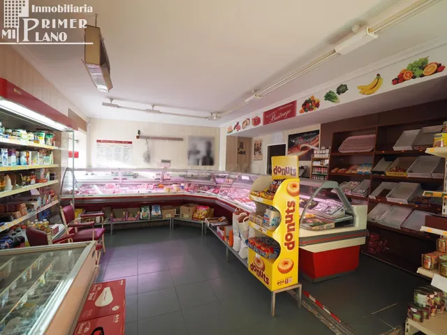 ¡Gran oportunidad! Local comercial con amplio patio en Tomel
