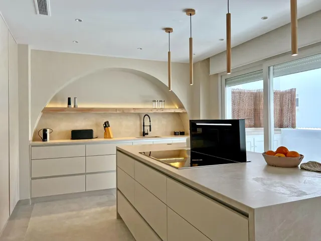 Espectacular vivienda reformada con jardín privado en Palm Beach, Marbella — 29