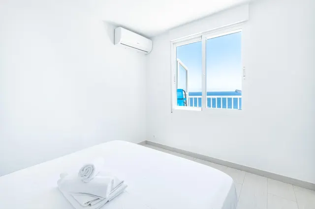 Ático en segunda línea de playa Poniente con vistas panorámicas al mar, a la playa y a la ciudad. — 19