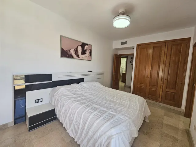 Amplio piso de 3 dormitorios con terraza, garaje, trastero y piscina en Mijas Costa — 10