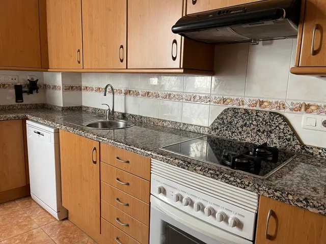 AMPLIO Y MODERNO PISO SEMINUEVO CON COCHERA Y TRASTERO / AMU - foto 3