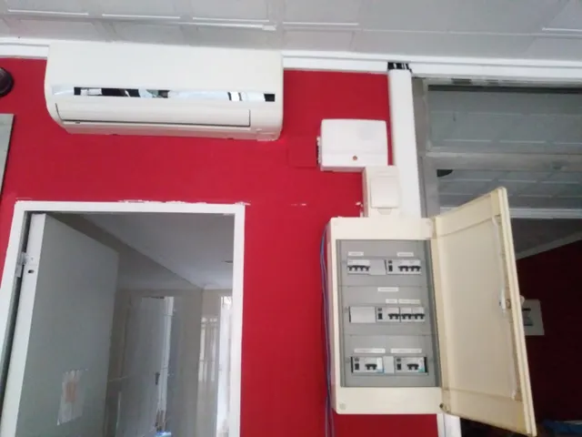 Local comercial de amplias dimensiones con ventanales de acero en zona Miguel Hernández de Alacuás — 12