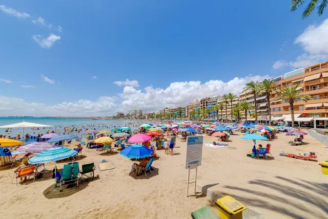 Apartamento de 2 dormitorios con piscina comunitaria en Torrevieja — 40