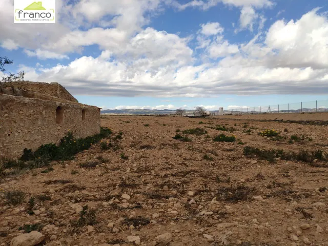 TERRENO CON CASA EN RUINAS — 2