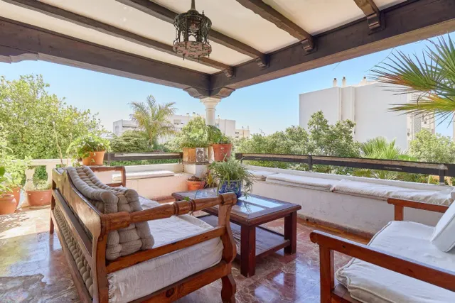VENTA DE VILLA PAREADA EN EL CENTRO DE MARBELLA. 8 DORMITORIOS, JARDÍN CON PISCINA Y PARKING. — 3