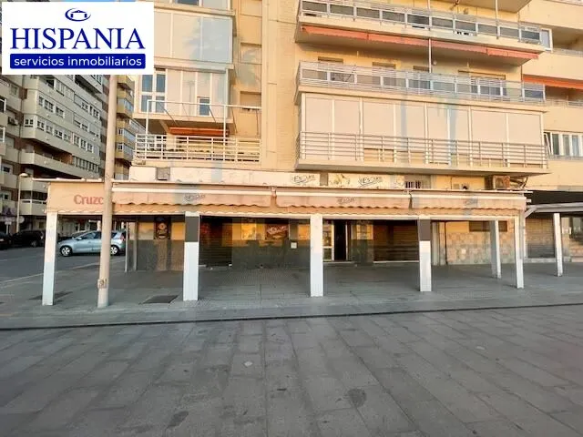 Se vende local en pleno Paseo Marítimo con licencia.