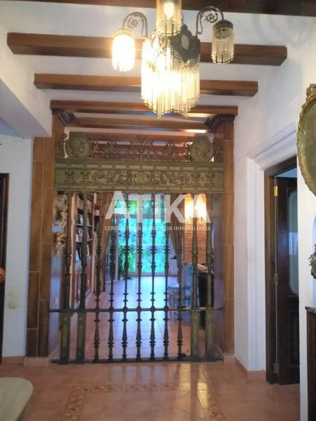 MAGNÍFICA CASA EN VENTA CON JARDÍN Y PISCINA, EN EL CASCO UR - foto 4