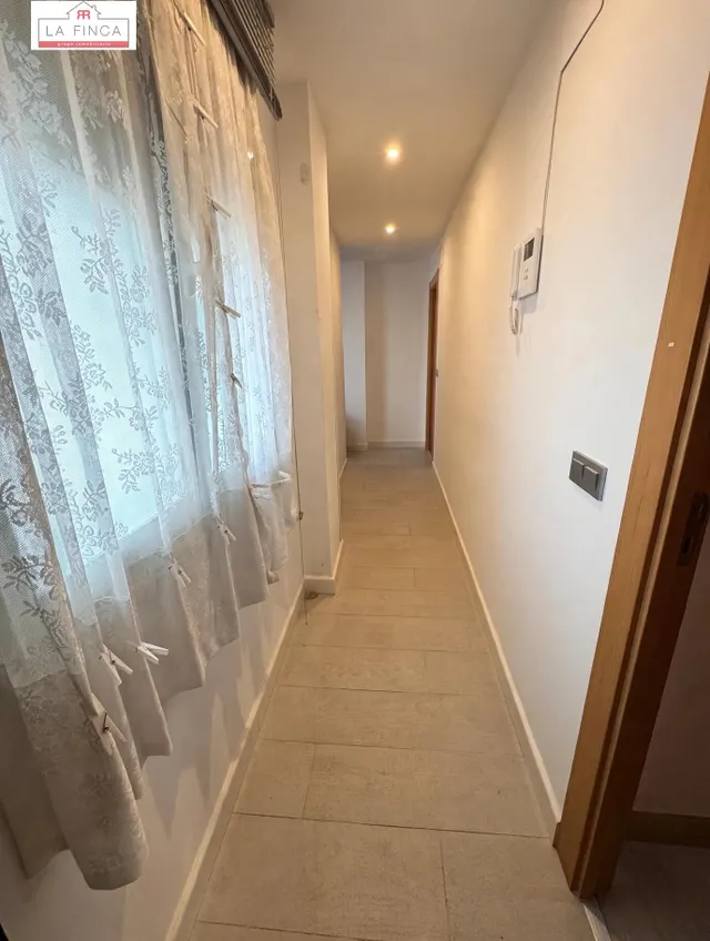 VIVIENDA 4 DORMITORIOS Y 2 BAÑOS MUY CERCA DEL CENTRO — 28