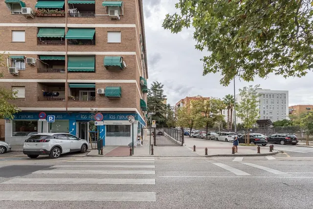 **Luminoso local comercial de 67 m2 con dos amplios escaparates** — 13