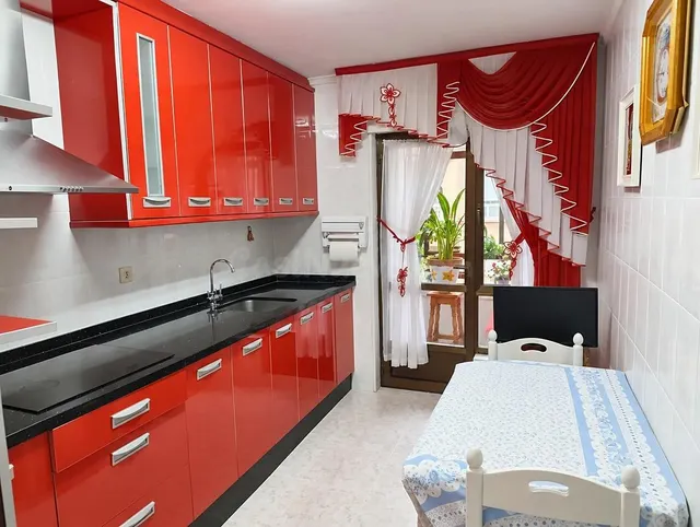 Gran piso de 4 habitaciones y 2 baños con galería y trastero - foto 5
