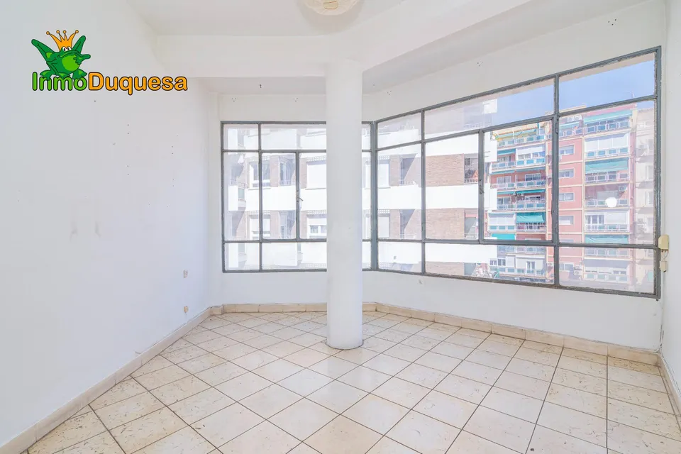 Piso de 4 Dorm. en Camino de Ronda. Para REFORMAR.