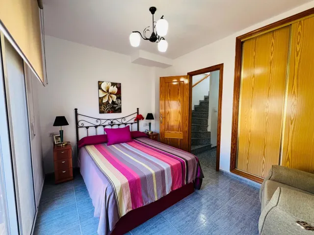 Chalet adosado de 3 dormitorios con terraza y piscina comunitaria en Playa Flamenca — 10
