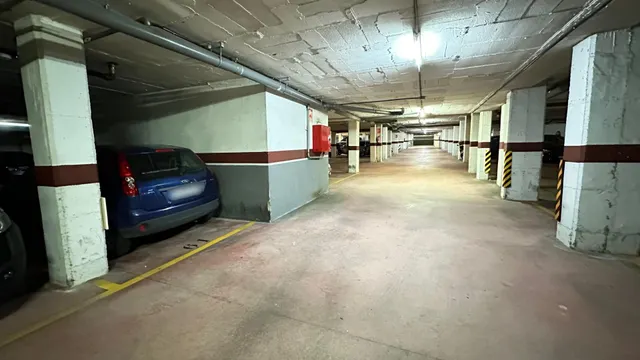Se vende plaza de parquing para coche mediano en la zona del Parc del Estatut. — 6