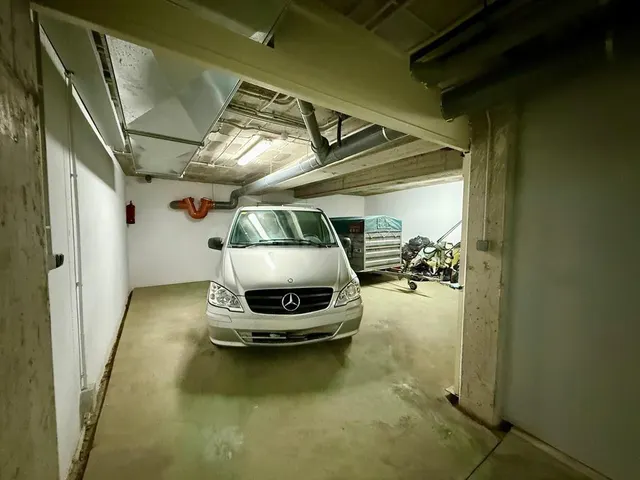 Plaza de parking cerrada con puerta automática al lado de Po - foto 2