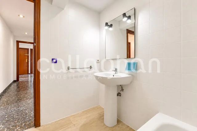 Piso con gran potencial de reforma en ruzafa – 4 habitaciones y 2 balcones — 10